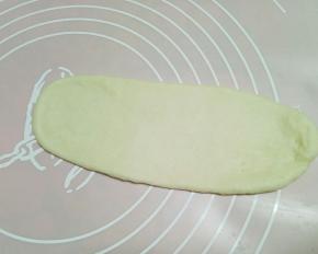 松弛好后取一份面团擀成手掌长度和宽度的牛舌状