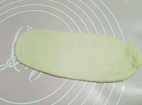 松弛好后取一份面团擀成手掌长度和宽度的牛舌状