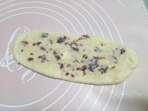 用勺子取一份馅料均匀涂抹在面皮上