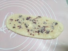 用勺子取一份馅料均匀涂抹在面皮上