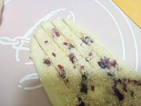 在面皮三分之一多一点处用刮板切成如图，五条差不多，切透