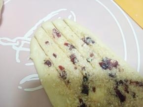 在面皮三分之一多一点处用刮板切成如图，五条差不多，切透