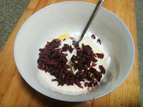 等待面团发酵过程中来制作馅料。蔓越莓切碎，和其他馅料材料放在一起，黄油需要软化好再放