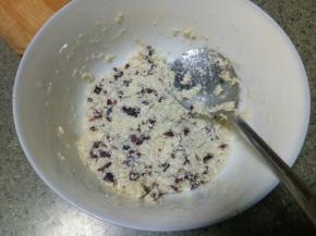 馅料拌匀，用勺子在碗里大概分成八份，不用特别均匀，每份差不多就可以，处女座和强迫症的可能要求比较严格，哈哈。如果觉得碗里不好操作就倒到盘子里分份儿