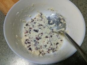 馅料拌匀，用勺子在碗里大概分成八份，不用特别均匀，每份差不多就可以，处女座和强迫症的可能要求比较严格，哈哈。如果觉得碗里不好操作就倒到盘子里分份儿