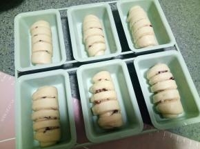 都做好以后放入模具进行二次发酵。我的模具是六连的，另外两个我做的圆形，用的圆形汉堡模具。大家一般的潜水艇模具都是八连的。我家温度高，室温就可以，盖一个保鲜膜防止干燥。