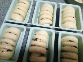 发酵至八分满，刷一层蛋液。预热烤箱170℃