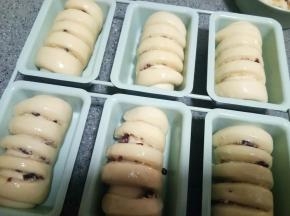 发酵至八分满，刷一层蛋液。预热烤箱170℃