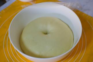 再把面团放入在一个容器中，加盖保鲜膜发酵到二倍大