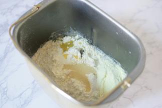 除了椰蓉馅的所有材料放入面包桶