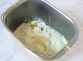 除了椰蓉馅的所有材料放入面包桶