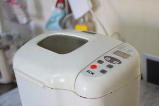 启动面包机揉面团功能。一直揉到面团能出手套膜