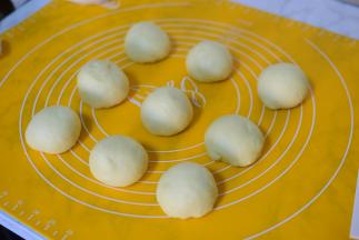 面团揉匀后分成九个小面团。