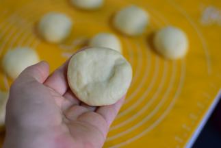 取其中一个小面团，按扁。