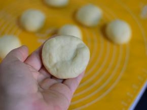 取其中一个小面团，按扁。