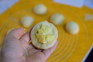 将馅放入中间（椰蓉馅的制作:所有的椰蓉馅材料混合拌匀。）