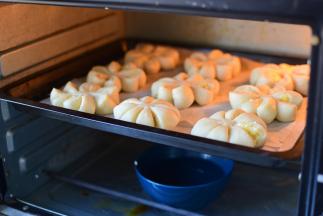 放入烤箱进行二次发酵的时候。烤箱内放一碗热水，保持烤箱的湿度。