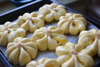 二次发酵30分钟以后去出来刷蛋液，中间撒芝麻。