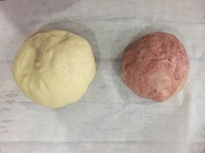 揉好的面团分成大小两份，小的一份加入冻草莓干粉，揉成光滑的面团，醒发10-15分钟。