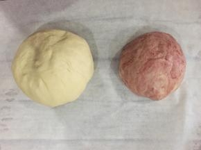 揉好的面团分成大小两份，小的一份加入冻草莓干粉，揉成光滑的面团，醒发10-15分钟。