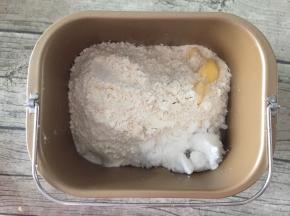 所有材料放入面包机，两个mix 程序，我比较偷懒，没有用后油法，要是用后油法的话可以先放除黄油以外的材料，第二个mix 程序时放入黄油。

因为淡奶油里面是有油脂的，所以黄油的量比较少。