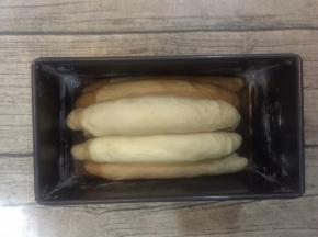 全部排好的样子。面团长度按照模具大小自己定义。