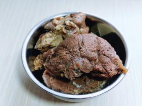 昨天晚上酱的牛肉。如果用生牛肉也是可以哒！
先将生牛肉炖熟即可。