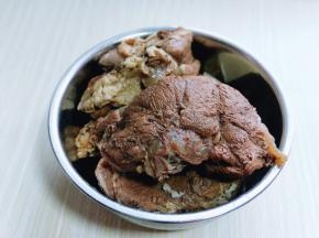 昨天晚上酱的牛肉。如果用生牛肉也是可以哒！
先将生牛肉炖熟即可。