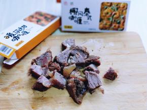 酱牛肉切小块。