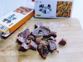 酱牛肉切小块。