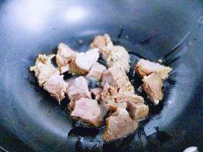 起油锅，加入切好的牛肉煸炒。