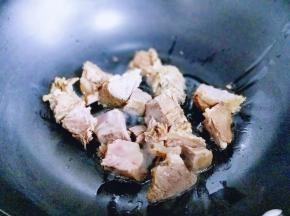 起油锅，加入切好的牛肉煸炒。