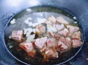 加入一碗酱牛肉的汤，再加入两碗清水。如果没有牛肉汤的话，也可以直接加入清水。