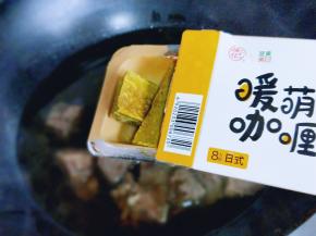 再加入咖喱，大火烧开后，转小火10分钟。