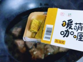 再加入咖喱，大火烧开后，转小火10分钟。