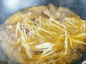 咖喱融化了，牛肉也入味了，这时加入煮好的画面（挂面提前煮，煮好后过冷水，这样没有那么粘）