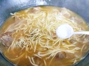 加了一点点盐，可以品尝一下，是否符合自己的口味，可以根据个人口味调味。