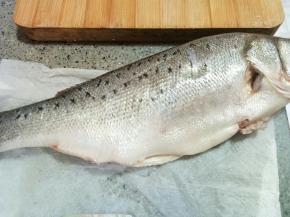 鲈鱼收拾干净内脏和鱼鳞，我的是卖鱼的帮忙给收拾的，嘿嘿，回来只要洗洗就行。两面都斜着割上几道口，好入味，忘记拍了，下面煎鱼可以看到。用厨房纸擦干水分