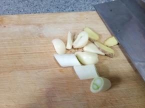 葱切段，姜蒜切片