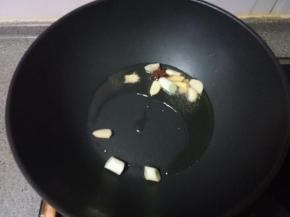 锅中放入适量油，爆香葱姜蒜和八角