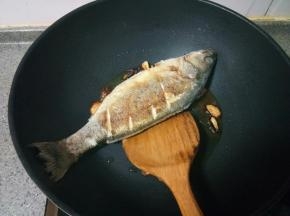 放入鱼煎制一下