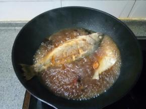 把酱汁倒入，然后倒入没过鱼身的温水，水开调中火炖