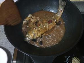 炖啊炖，差不多十五分钟鱼肉就炖熟了，打开锅盖，大火收汁