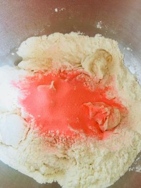 主面团除黄油之外，老面撕成小块，揉成团，加入黄油和盐。揉出膜。