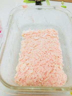 利用发酵时间，将酥粒材料搓成小颗粒。放入冰箱冷藏备用。