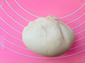 将分割好的面团，切面想底部收，表面要呈现光滑。