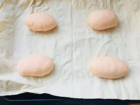 弄好的面团，放在发酵布上，进行第二次发酵。大概30分钟。可以放到烤箱里，放置一杯温水。