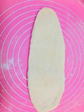 第二次发酵好的面团，擀成牛舌型，拍掉气泡。