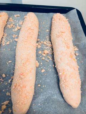 放到烤盘上，进行最后一次发酵。时间大概1个半小时。发酵好后，烤箱上火160 下火180 烤制13到15分钟，具体温度感觉自己烤箱脾气调节