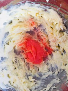 奶酪软化，加入糖粉，打顺滑后，加入软化的黄油和草莓粉。装入裱花袋备用。